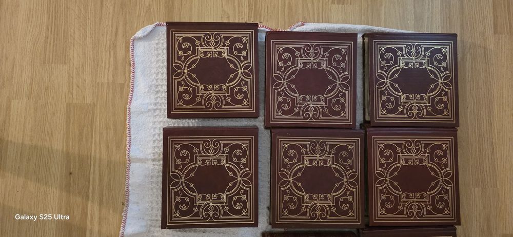 Ofer spre vânzare colecție de 13 volume in stare impecabila