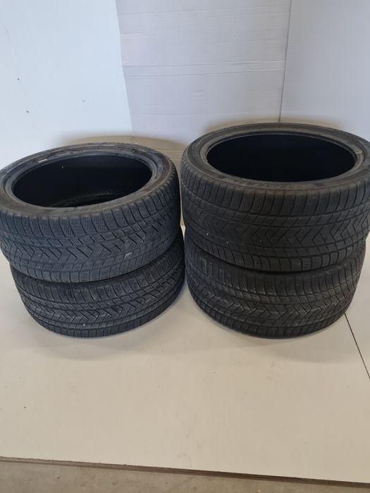 Set 4 cauciucuri 2 lățimi iarna 305/35R21 /275/40R21 Pirelli scorpion