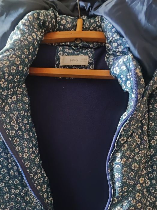 Продаю теплую куртку на девочку лёгкую и удобную.