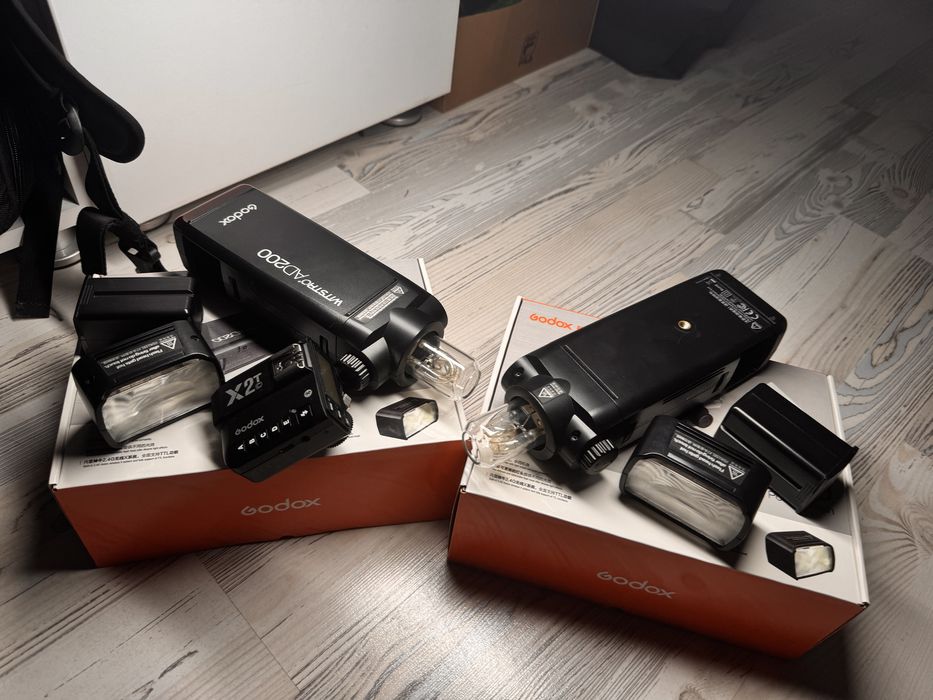 Vând Godox Ad200 la cutie cu tot cu lămpi de blit + trigger x2tC