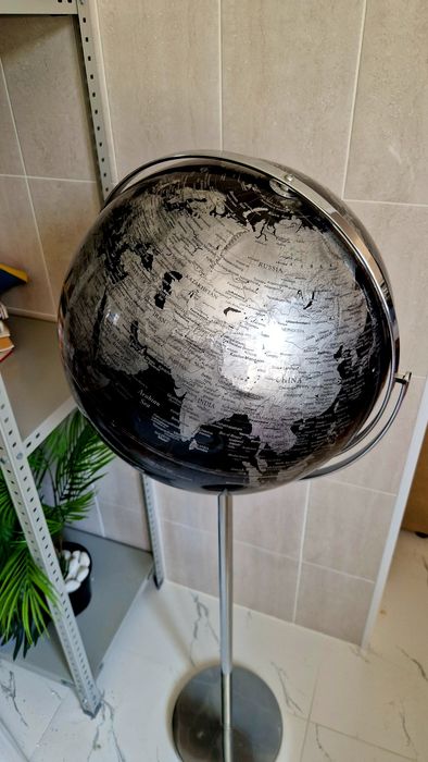 Стильный напольный глобус