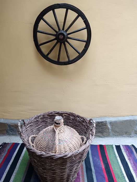 Дървен кош с плетена дамаджана