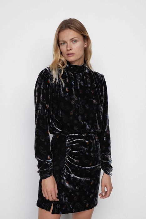 Кадифена черна рокля с интересен гръб и десен Zara M L