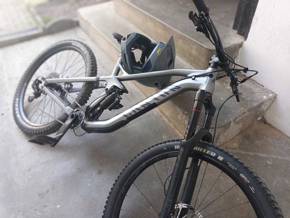 Bicicleta full suspension Canyon