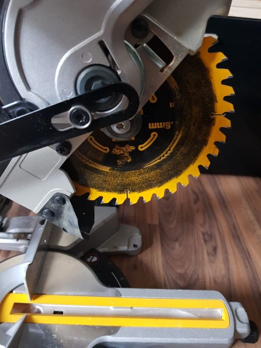 Dewalt DCS 365,circular pe acumulatori,pentru tăieri înclinate.