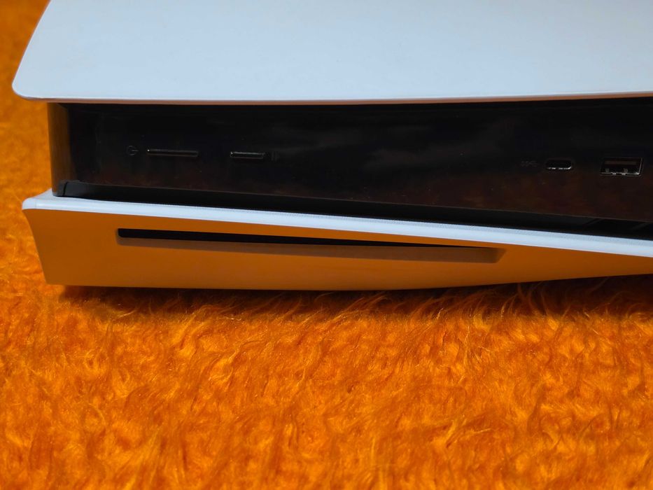 Продавам конзола PlayStation 5 1TB с диск