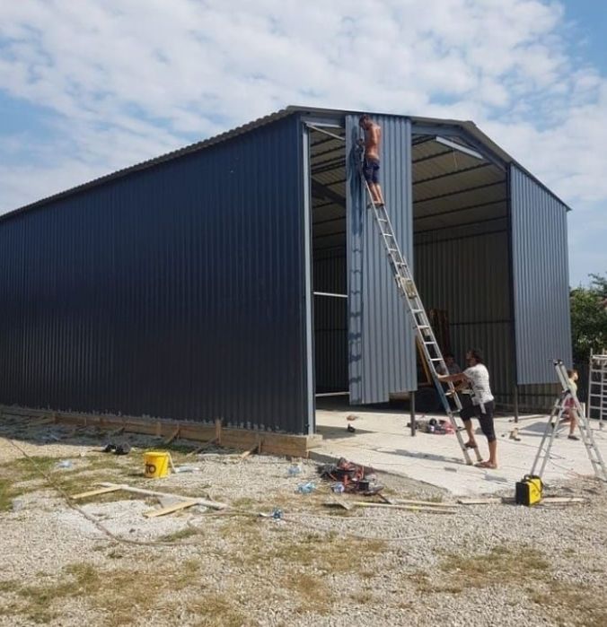 Vând hală metalică de pe stoc 10 cu 20 cu 4 m la streașină cu tot cu m