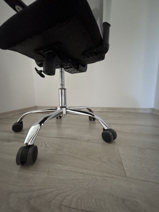Scaun birou ergonomic cu cotiere reglabile pe inaltime