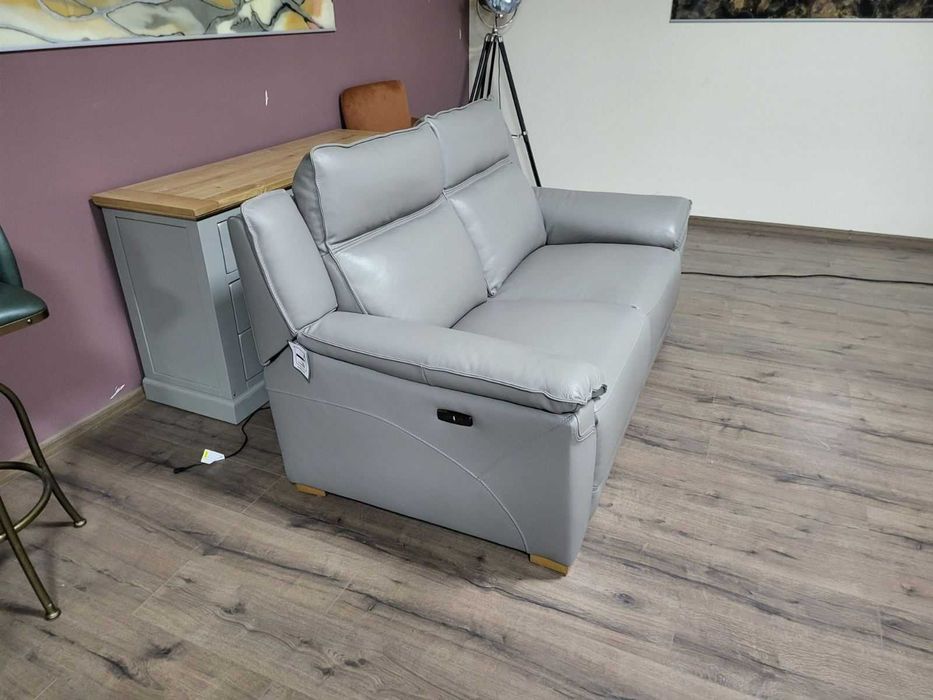 Сив кожен диван двойка с електрически релаксиращ механизъм