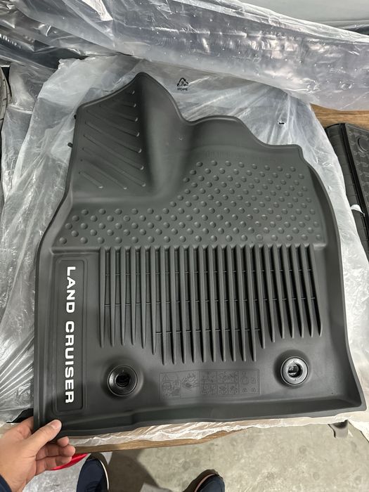 Land cruser 300 taliga polik