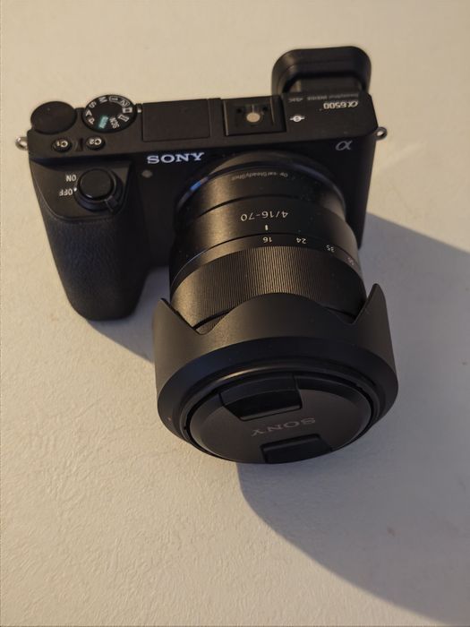 Sony A6500 cu rig,4baterii ,geanta,microfon rode si  obiectiv Carl Zeis 16-70