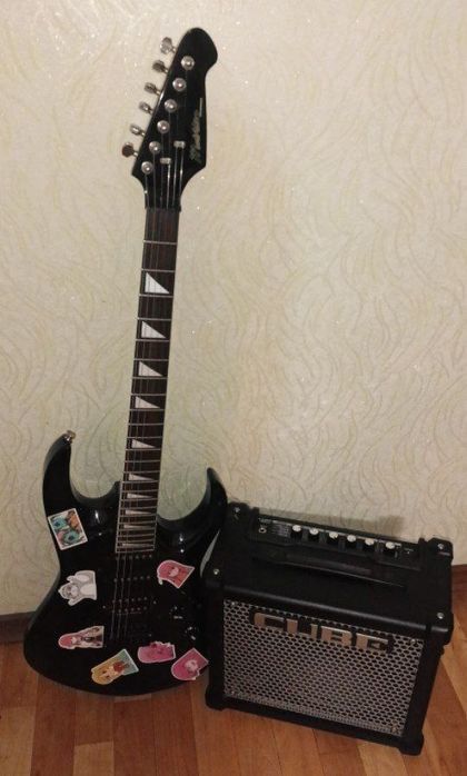 Электрогитара Behringer с комбоусилителем