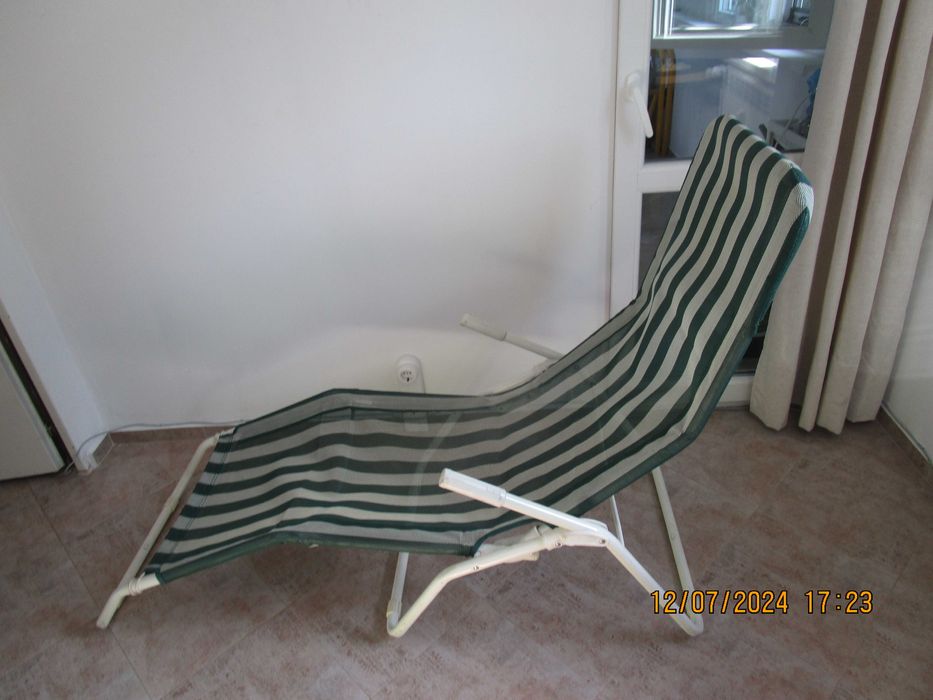сгъваеми шезлонги 2 броя - бяло и зелено, всеки по 50 лв.