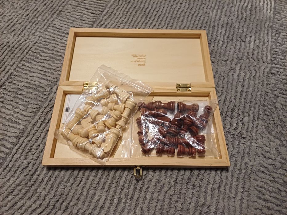 Продавам дървен шах