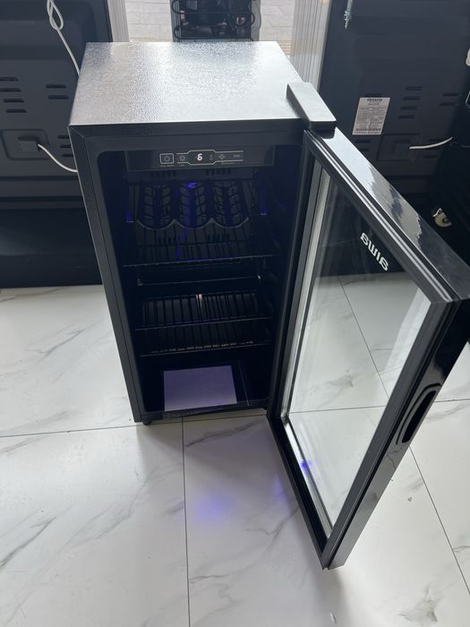 Витринный холодилник японский aiwa