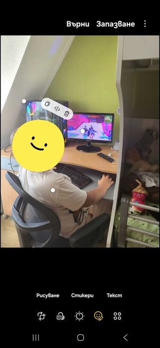 Детско бюро с плъзгащ плот за клавиатура.