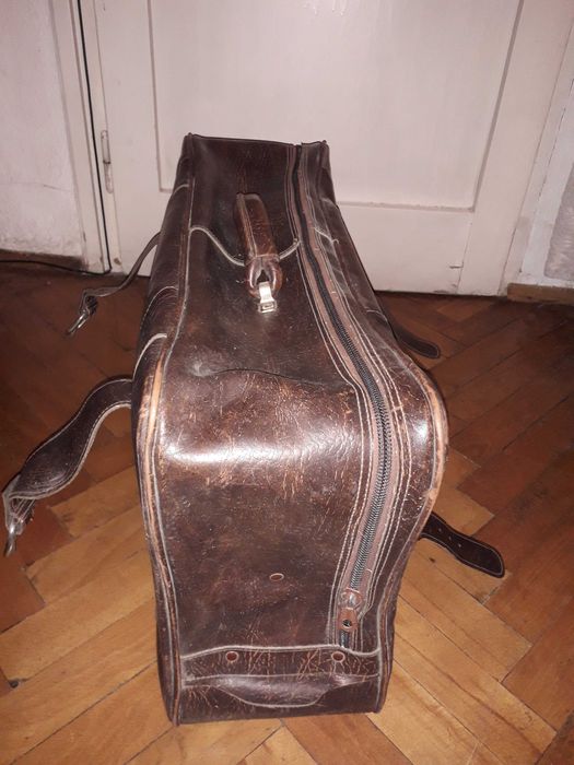 Стар кожен куфар за ръчен багаж