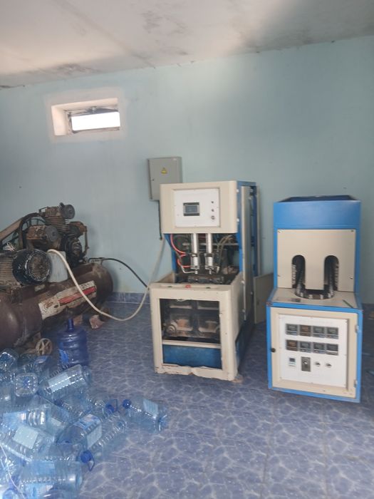 Suv qadoqlash liniyasi 0,5 1 1,5 litrli avtomat kompelkt