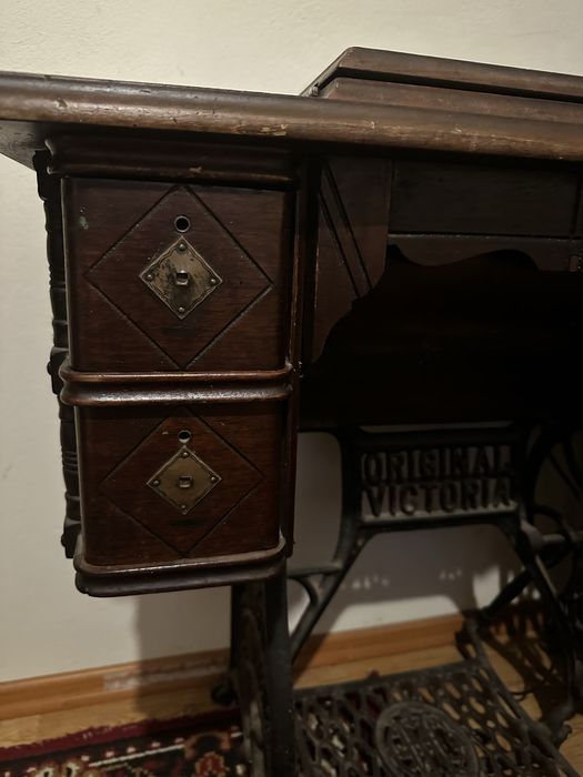 Masina de cusut Victoria