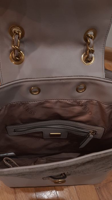 Оригинална раничка на Guess