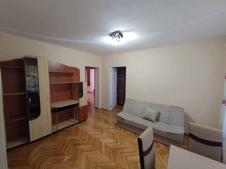Apartament cu trei camere de închiriat