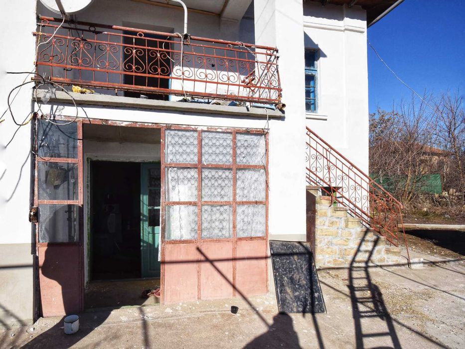 Двуетажна къща в село Долна Липница