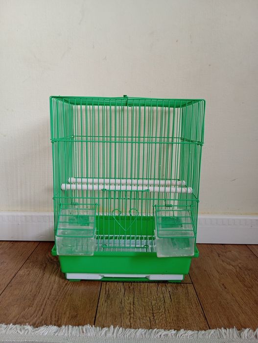 Клетка для попугаев с кормушками