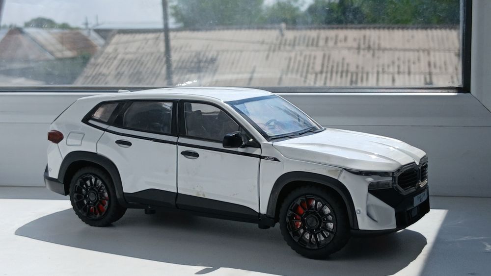 Продаю машинку,белый BMW THE XM