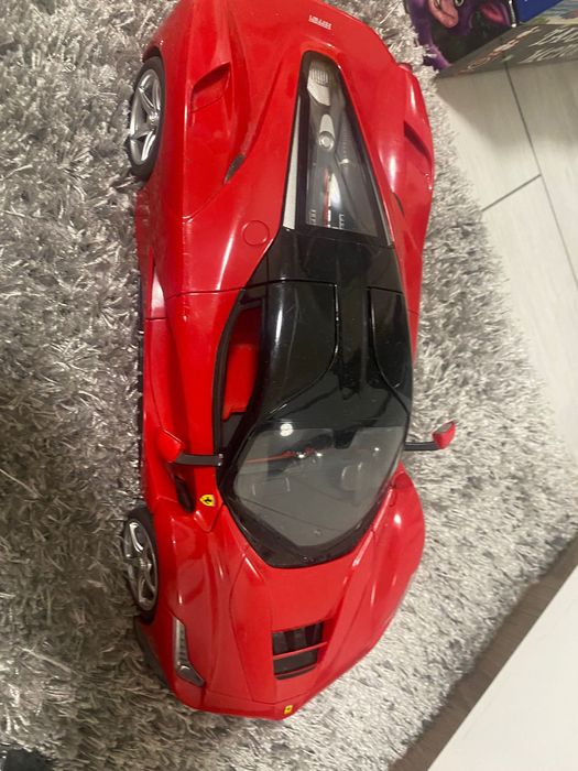 Кола Ферари и чарджър