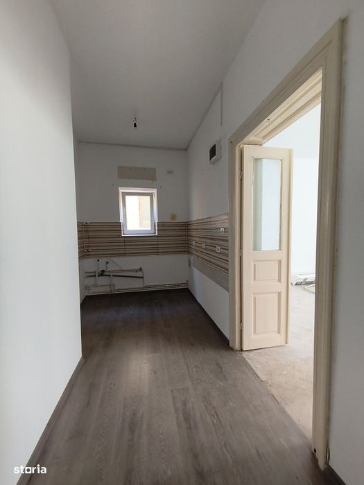 Apartament în Peninsula aproape de plaja, 105 mp, etaj 1, decomandat.