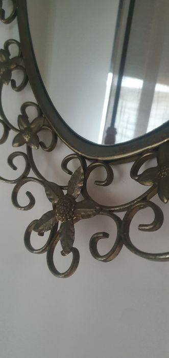 Oglinga deosebita foarte veche,dar in conditie foarte buna!