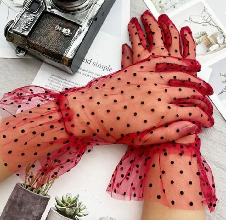 Карнавальные маски в черном,белом и красном цвете