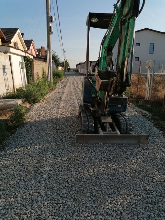 Miniexcavator spatii inguste