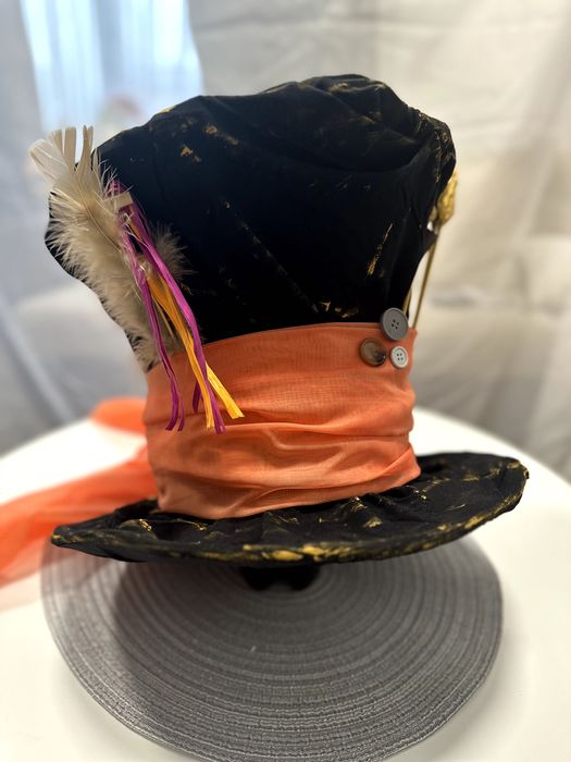 Шапката на Лудия Шапкар от Алиса в Страната на Чудесата