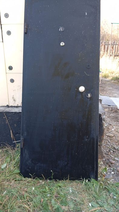 Железный дверь в   хорошем сост. Рабочи пос.