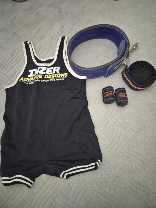 Борцовка, пояс , бинты коленные и кистевые.