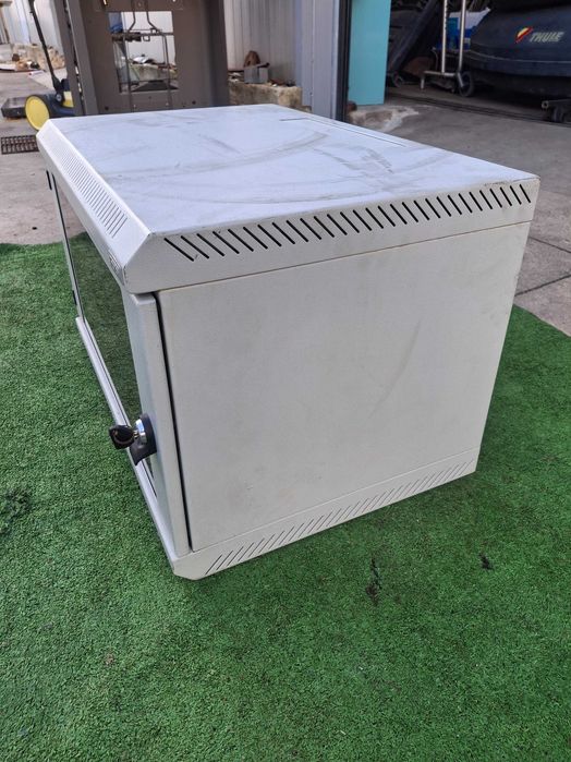 Метален шкаф с стъклена вратичка ключ