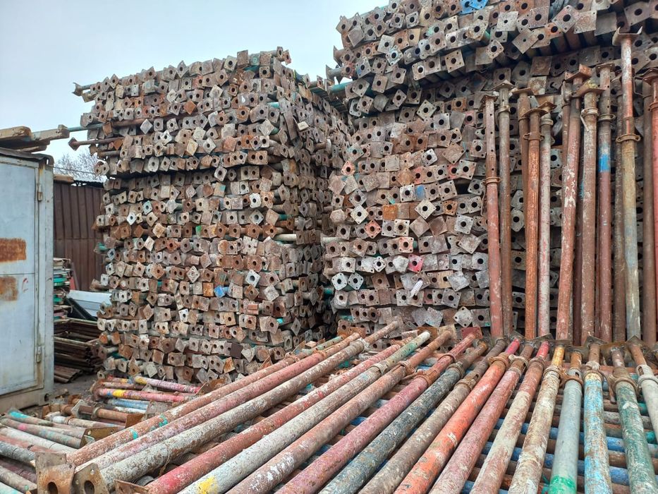 Сдается в аренду телескопические стойки.  (струбцина)