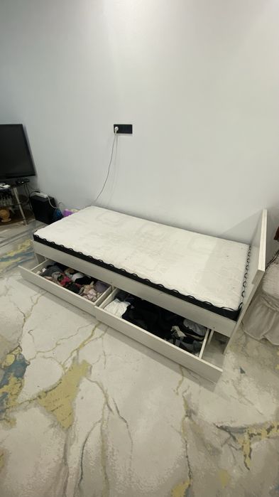 Кровать с матрасом