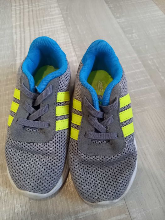 маратонки и сандали