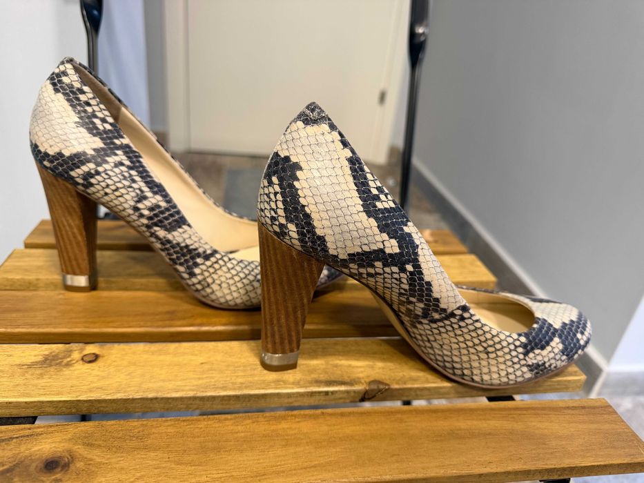 Дамски обувки на висок ток Guess (змийски принт)