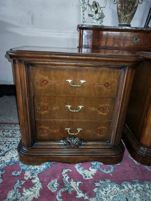 Масивни нощни шкафчета