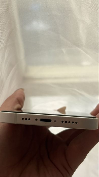 Продавам Iphone 14 бял