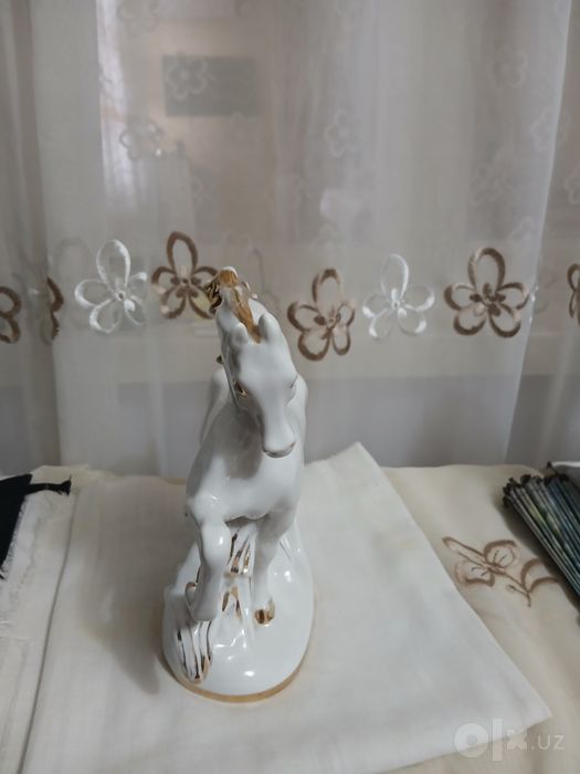 СССР даври фарфор от хайкалчаси ва декоратев чойник.