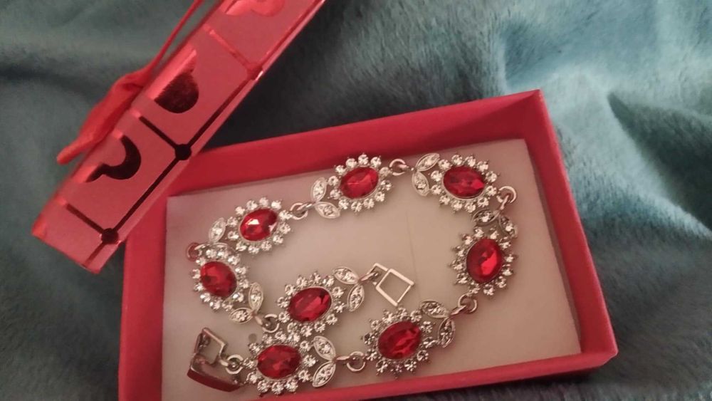 Сребърна,масивна дамска гривна. Страхотен, нов модел. В кутия