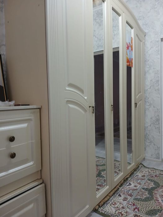 Продаеться шифоньер с тумбой