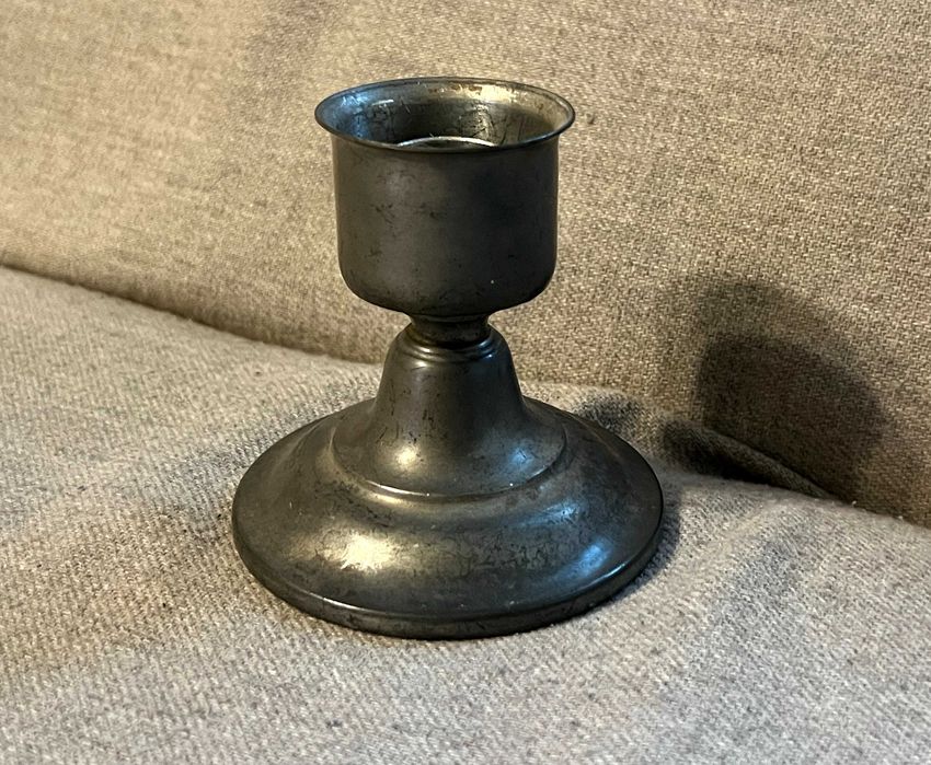 Sfesnic mic vintage metalic turnat, stabil, baza lata, inaltime 11 cm