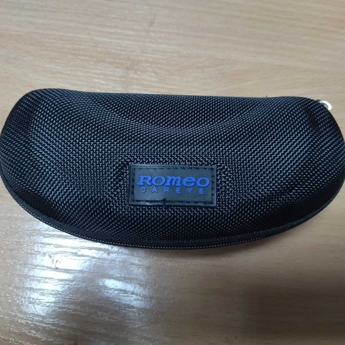 Твърд калъф за очила, нов + подарък кърпичка