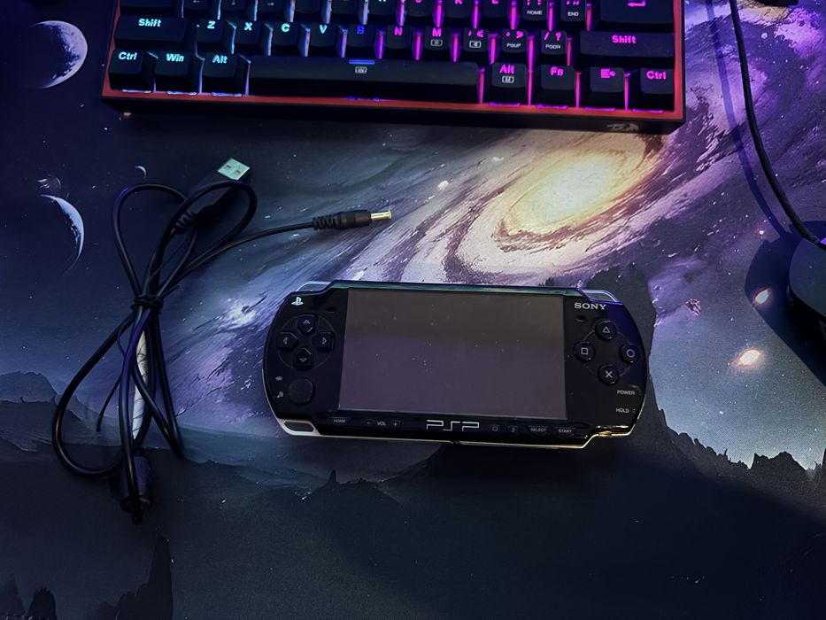 PSP 2003 Modat, Impecabil, cu multe jocuri si card de 64 Gb