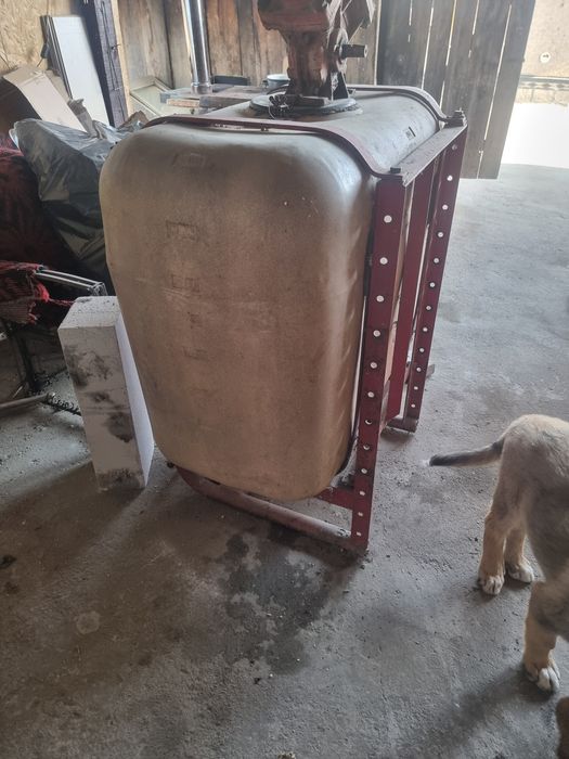 Pompă si bazin de ierbicidat  pentru tractor
